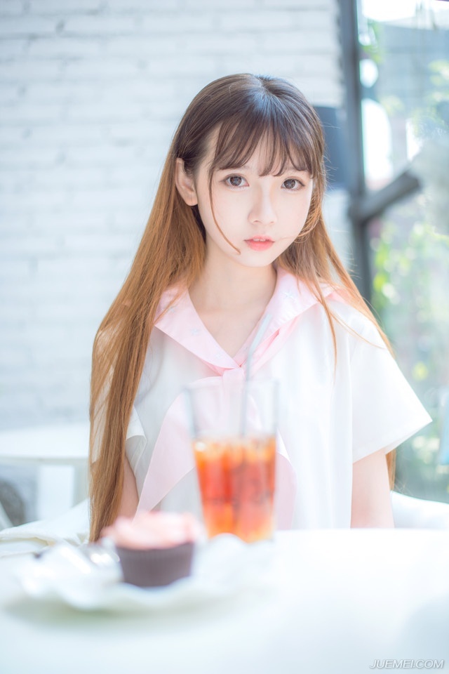 “夫人，有事？”刘璝回头，看着这个曾经名满蜀中的美人，如今却已经成了自己的妻子，成了自己孩子的娘亲，当初不知道羡煞多少蜀中俊杰，每每想到这里，刘璝就一阵自豪。